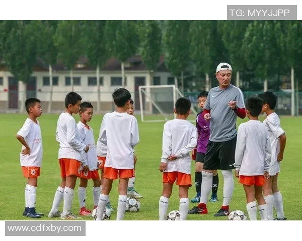 足球明星李华的成长历程与成就全景介绍及精彩图片展示