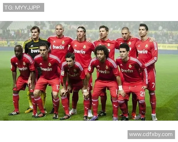 足球明星评球精彩瞬间回顾与分析展现球场魅力与技术之美 足球明星评球精彩瞬间回顾与分析展现球场魅力与技术之美