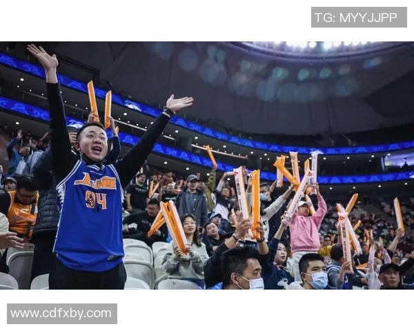 篮球明星洒水瞬间引发热议球迷热情高涨场馆内外欢声雷动